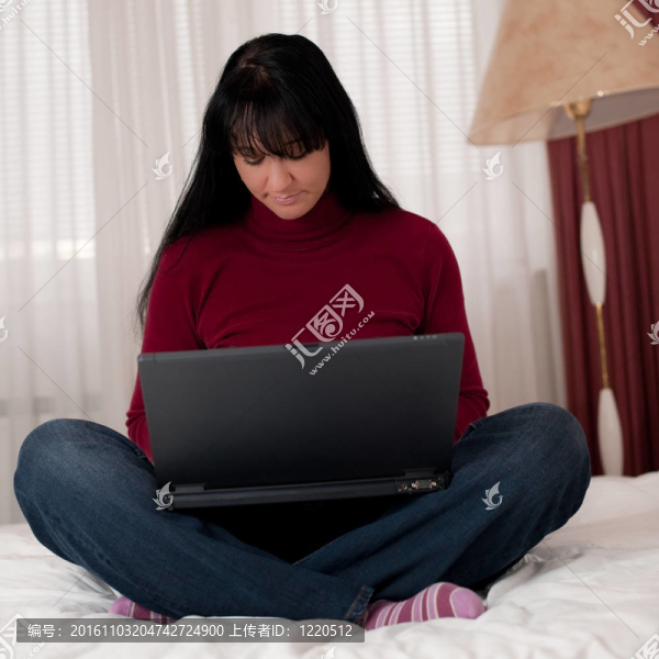帶筆記本電腦的年輕女子