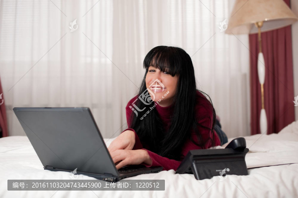 帶筆記本電腦的年輕女子