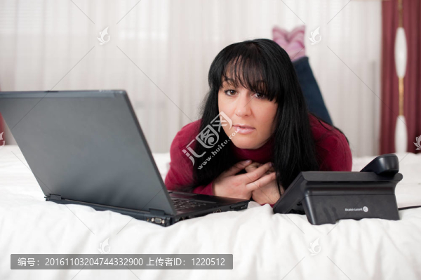 帶筆記本電腦的年輕女子