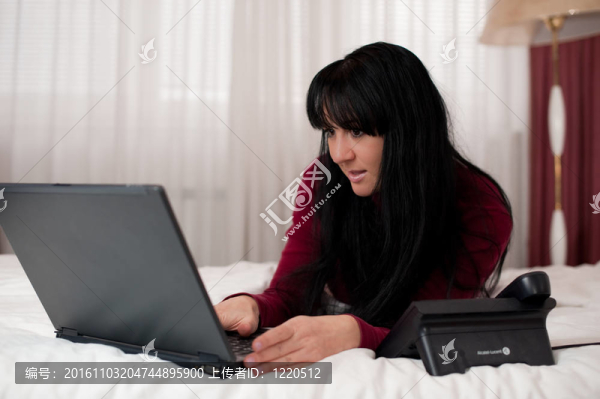 帶筆記本電腦的年輕女子