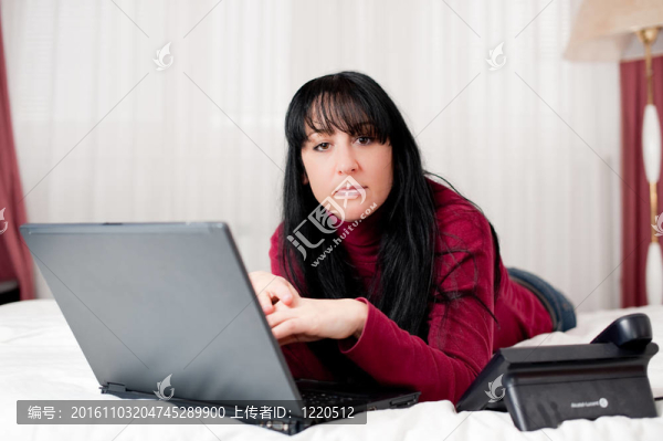 帶筆記本電腦的年輕女子