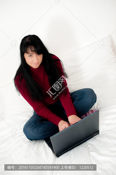 帶筆記本電腦的年輕女子