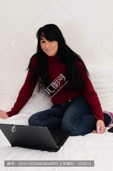 可愛的年輕女子在筆記本電腦上工作