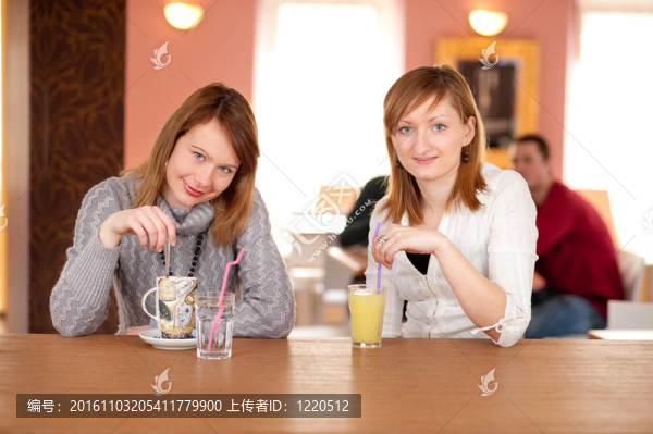 女孩聊天-兩個女孩聊天和喝咖啡