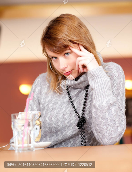 第一個卡布奇諾-美麗的年輕白人女孩在清晨喝咖啡酒吧
