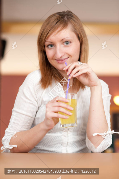 美麗的女孩在鏡子