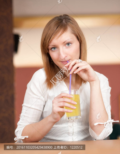 美麗的女孩在鏡子