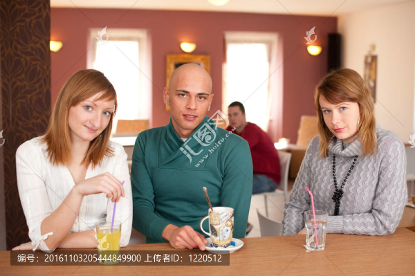微笑的人喝咖啡，玩得開心