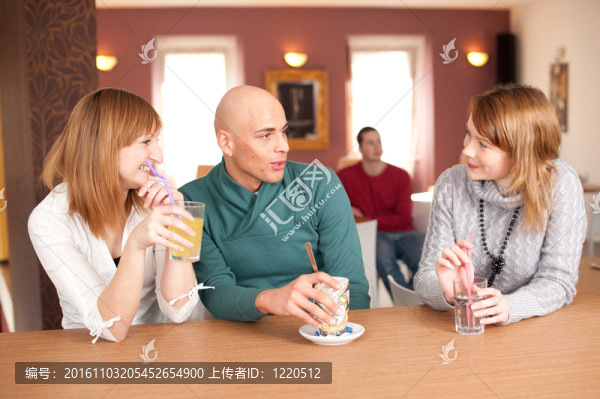 微笑的人喝咖啡，玩得開心