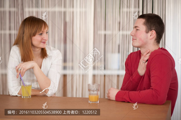 年輕夫婦在餐廳喝非酒精飲料