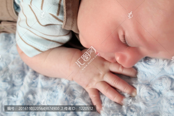 熟睡的嬰兒