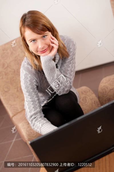 帶筆記本電腦的年輕女孩