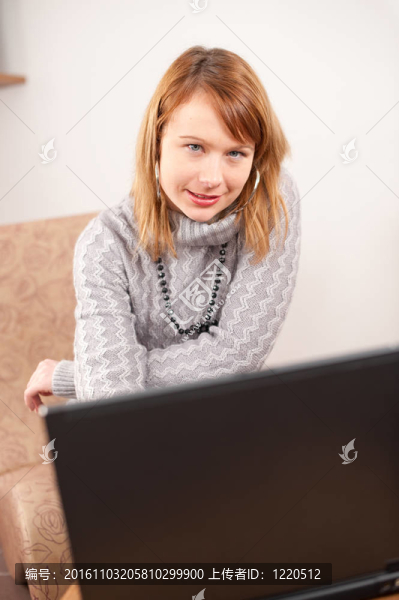 帶筆記本電腦的年輕女孩