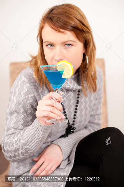 特寫鏡頭華麗的女孩與雞尾酒
