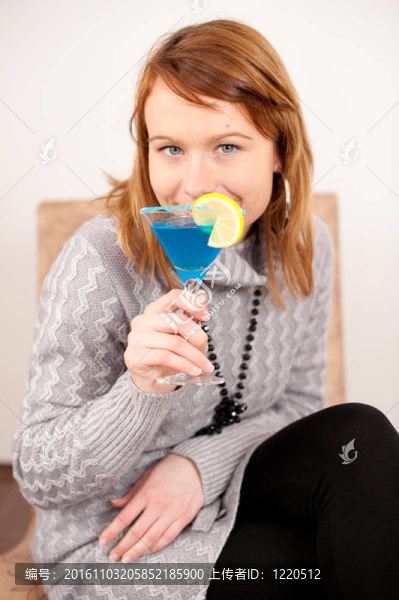 特寫鏡頭華麗的女孩與雞尾酒