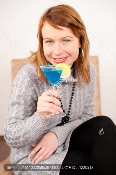 特寫鏡頭華麗的女孩與雞尾酒
