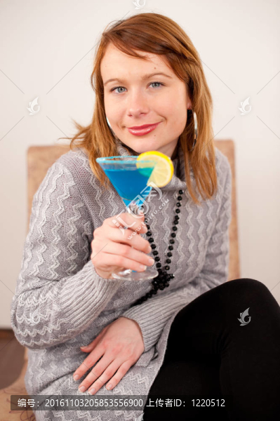 特寫鏡頭華麗的女孩與雞尾酒