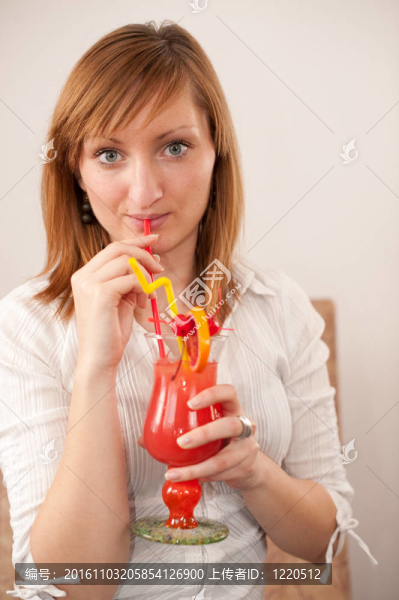 特寫鏡頭華麗的女孩與雞尾酒