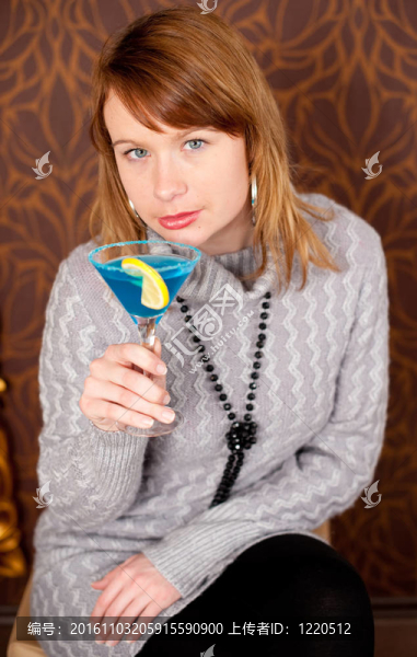 特寫鏡頭華麗的女孩與雞尾酒