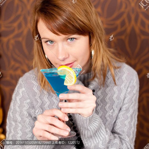 特寫鏡頭華麗的女孩與雞尾酒
