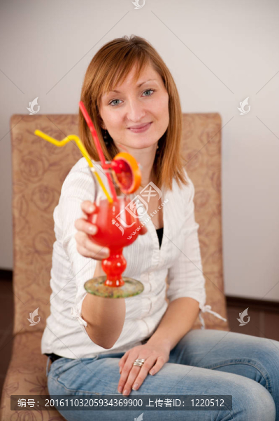 特寫鏡頭華麗的女孩與雞尾酒