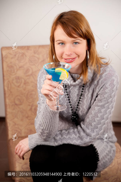 特寫(xiě)鏡頭華麗的女孩與雞尾酒