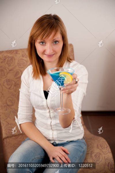 特寫鏡頭華麗的女孩與雞尾酒