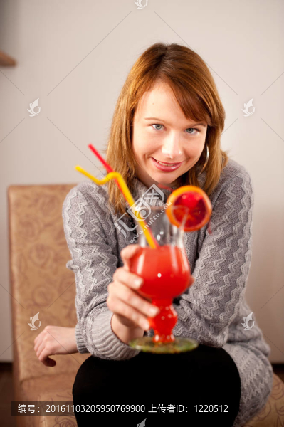 特寫鏡頭華麗的女孩與雞尾酒