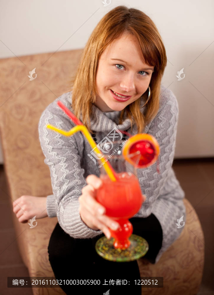 特寫鏡頭華麗的女孩與雞尾酒