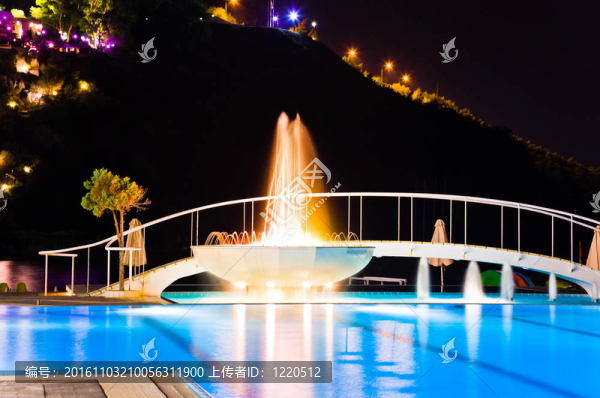 夜晚的水池和噴泉