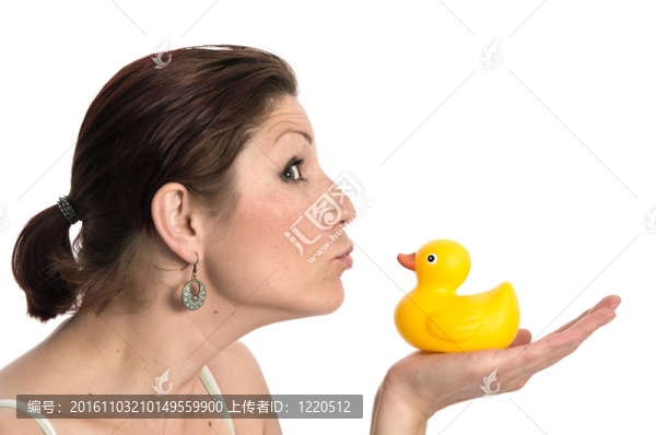 漂亮少婦親吻橡皮鴨