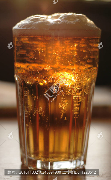 玻璃里的啤酒