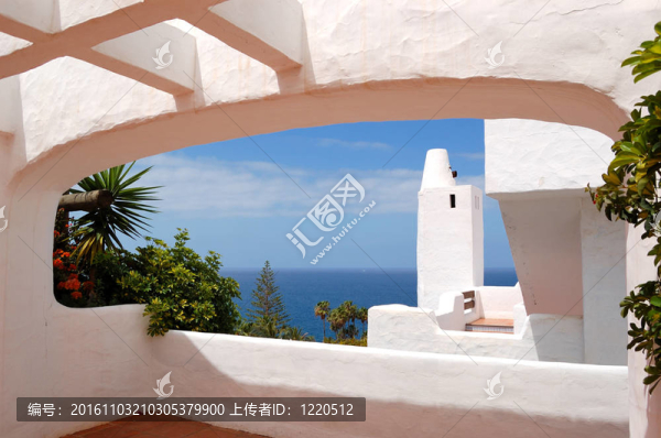 西班牙島附近的露天餐廳和游泳池的屋頂；特內(nèi)里費島