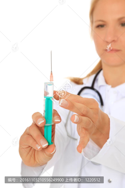 醫(yī)生拿著注射器