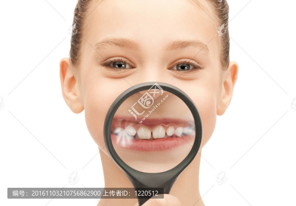 帶放大鏡的少女