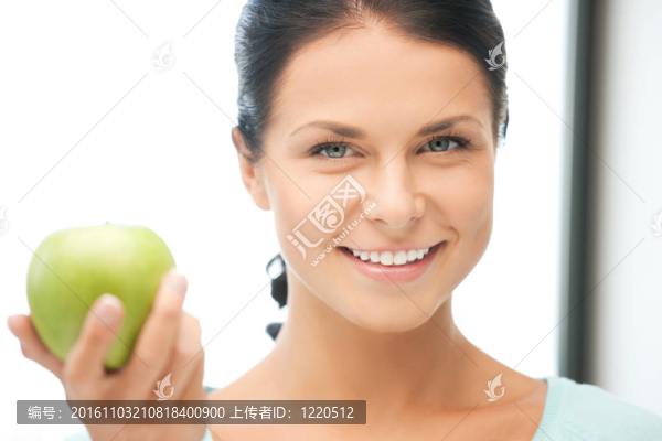 可愛的家庭主婦與綠色蘋果