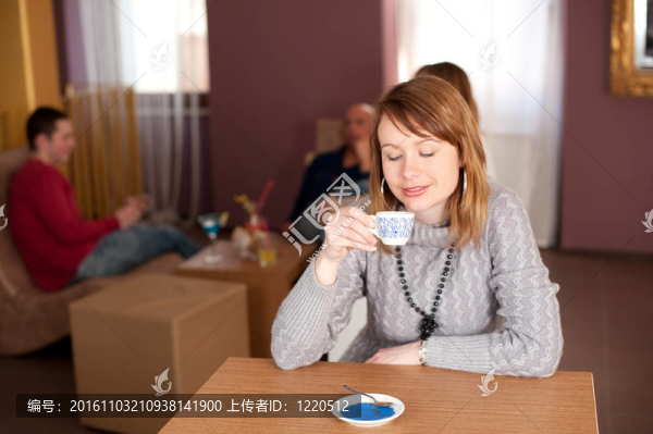 第一個卡布奇諾-美麗的年輕白人女孩在清晨喝咖啡酒吧