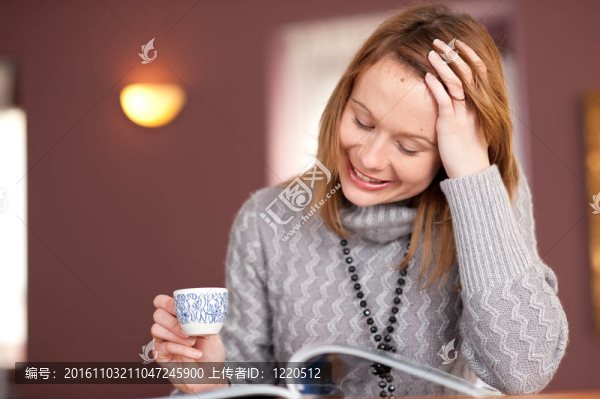 第一個卡布奇諾-美麗的年輕白人女孩在清晨喝咖啡酒吧
