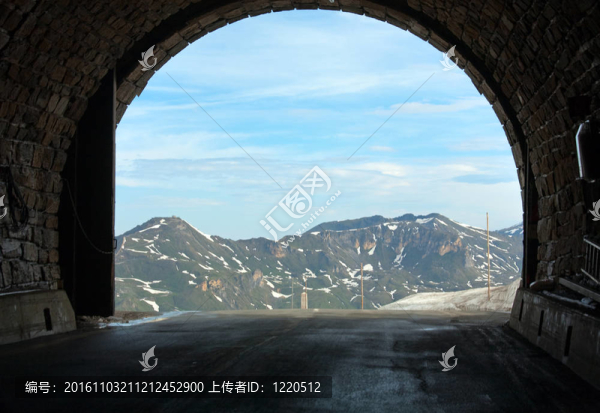從霍赫托爾山來看，阿爾卑斯隧道夏天