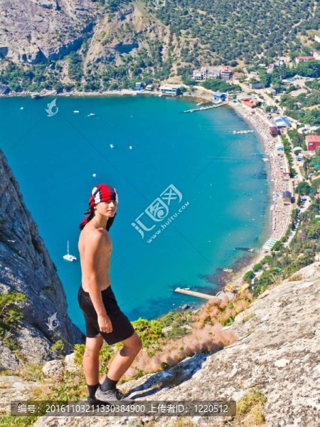 少年在海上的山上