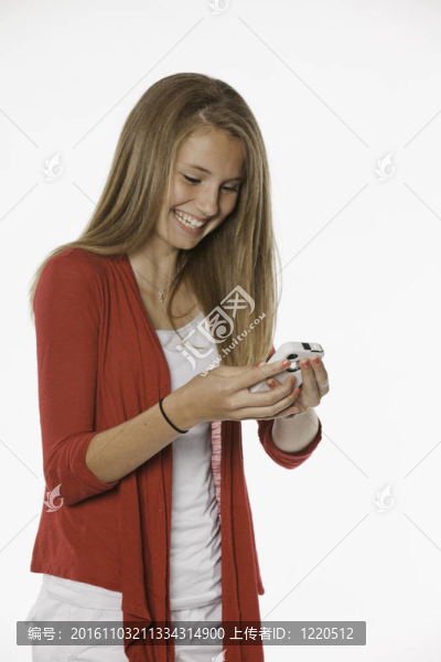 笑的十幾歲的女女孩和手機