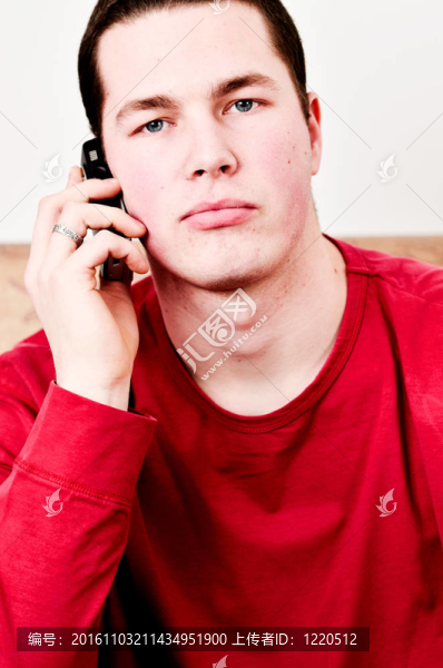 帶手機的年輕人