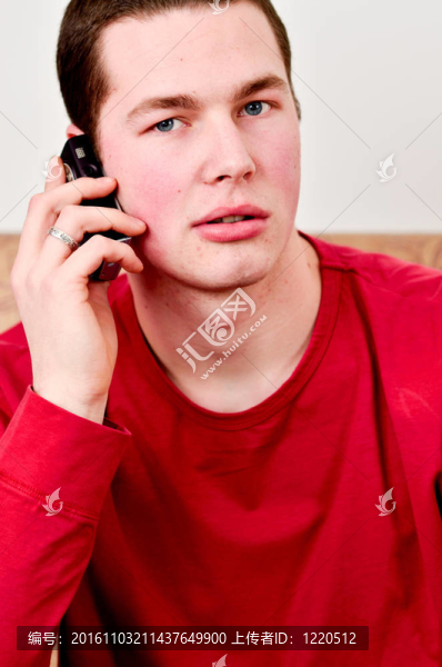 帶手機的年輕人