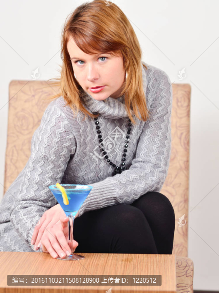 特寫鏡頭華麗的女孩與雞尾酒