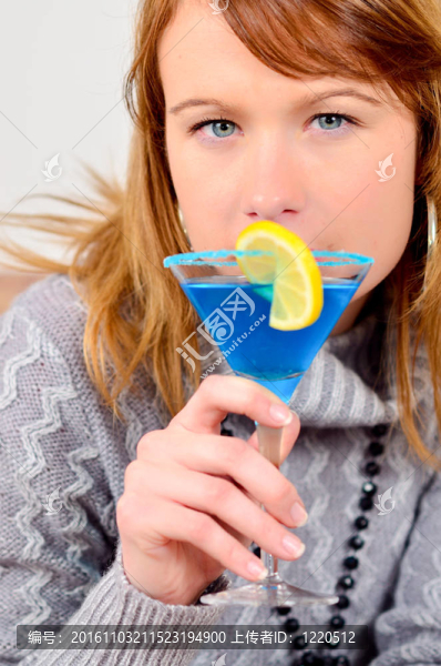 特寫鏡頭華麗的女孩與雞尾酒