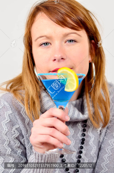 特寫鏡頭華麗的女孩與雞尾酒