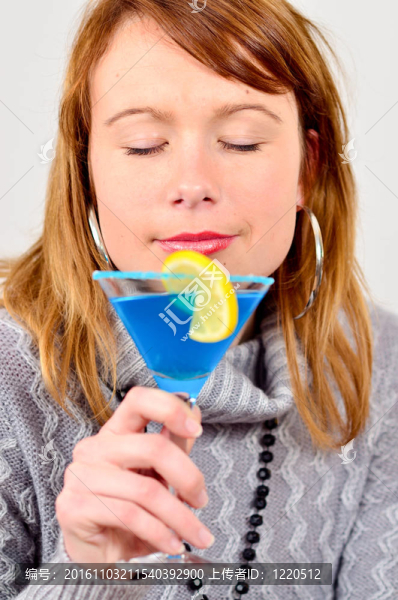 特寫鏡頭華麗的女孩與雞尾酒