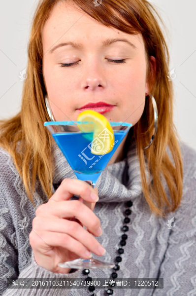 特寫鏡頭華麗的女孩與雞尾酒
