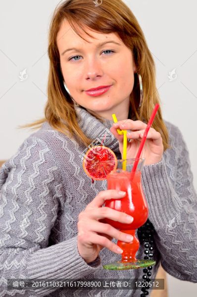 特寫鏡頭華麗的女孩與雞尾酒