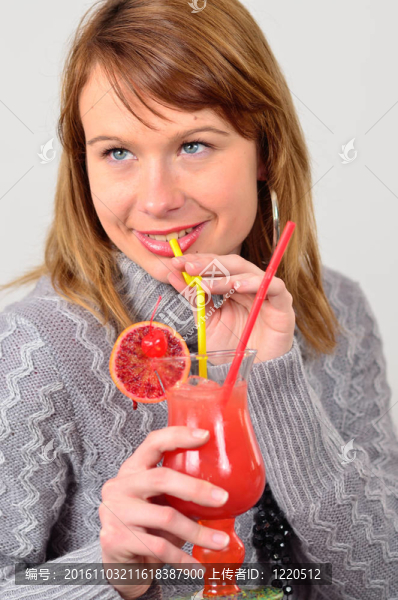 特寫(xiě)鏡頭華麗的女孩與雞尾酒